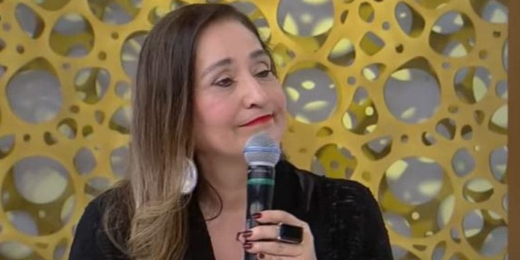 Sonia Abrão liga para famoso ao vivo, come couro sem dó e recebe pedido desesperado de emprego: "Preciso trabalhar"