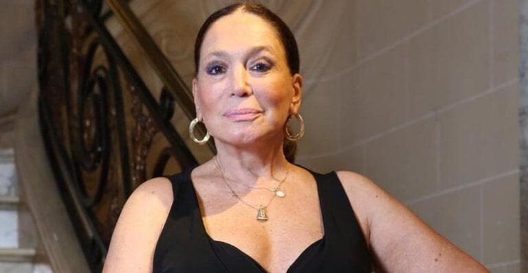Suzana Vieira, após expor relação a três, escandaliza e surge molhadinha com biquíni cavado: "Grande"