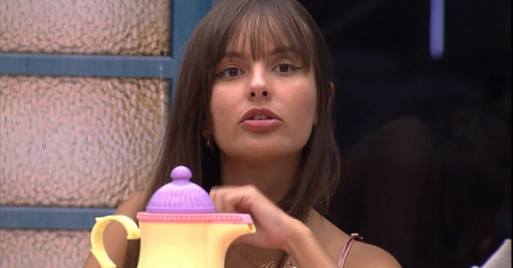 BBB21: Thaís se depara com peça íntima de Fiuk, vê mala e arma plano após ser chutada para todo o Brasil