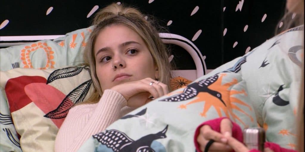 Viih Tube flagra Karol Conká falando dela pelas costas no BBB21, cai no choro e desaba: "Eu ouvi"