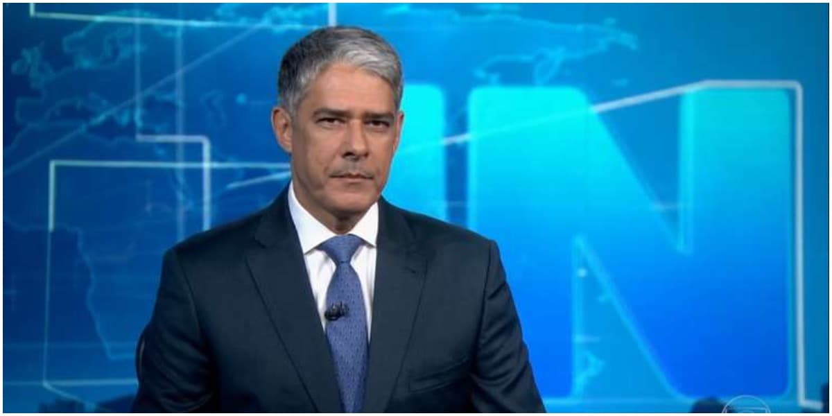 William Bonner sumiu da bancada do Jornal Nascional William Bonner sumiu da bancada do Jornal Nascional