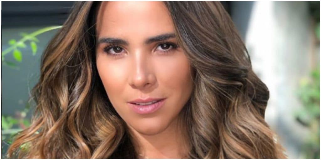 Wanessa atola biquíni rosinha, deixa parte íntima pulando pra fora e provoca de bruços: "Gostosa demais"