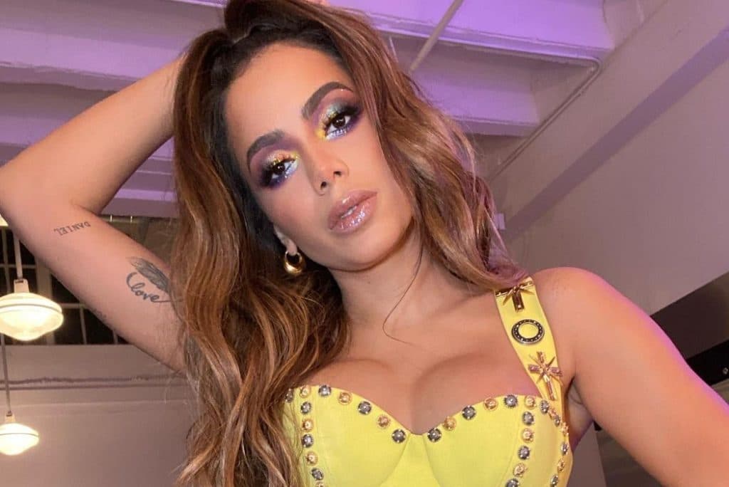 Anitta, após ter foto de tatuagem no ânus exposta, atola calcinha fio dental no limite: "Não vale dar zoom"