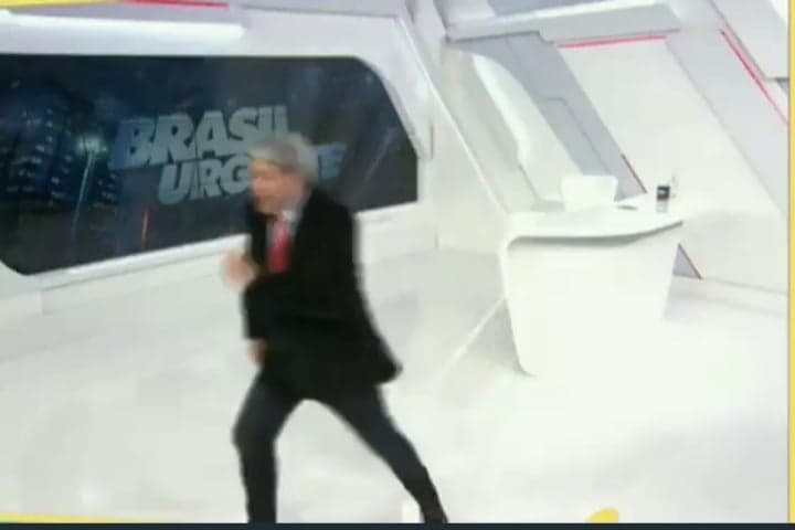 Datena perde a compostura com o que é dito na Band, surta com equipe e sai correndo do estúdio: "Sai da frente"