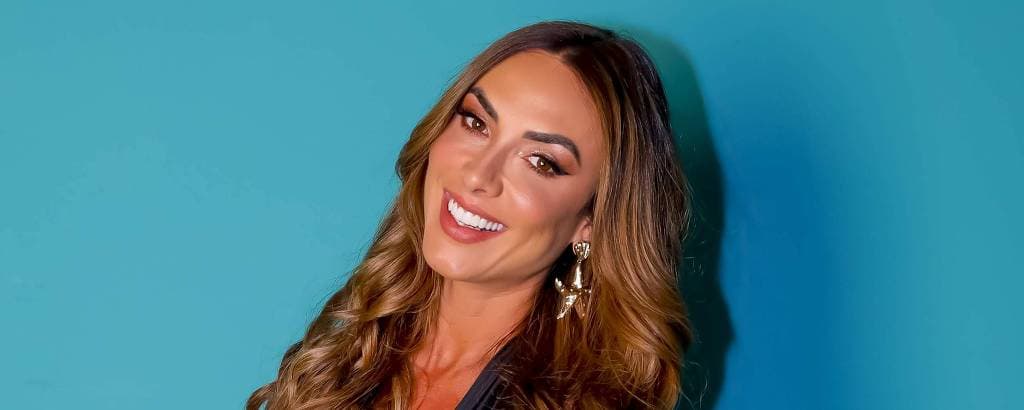 Nicole Bahls enlouquece e surge em foto pelada, onde arrasta parte íntima no chão e confirma: "Ficou sem fôlego?"