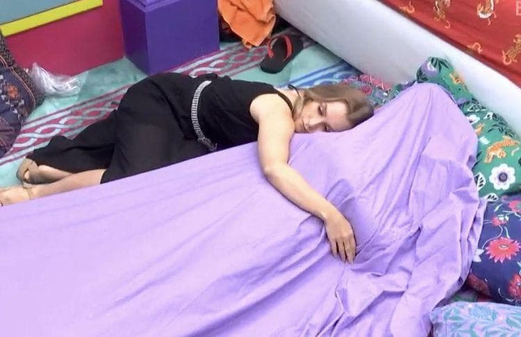 Arthur fica desolado com saída de Projota do BBB21, se esconde em lençol e Carla Diaz faz papel de trouxa