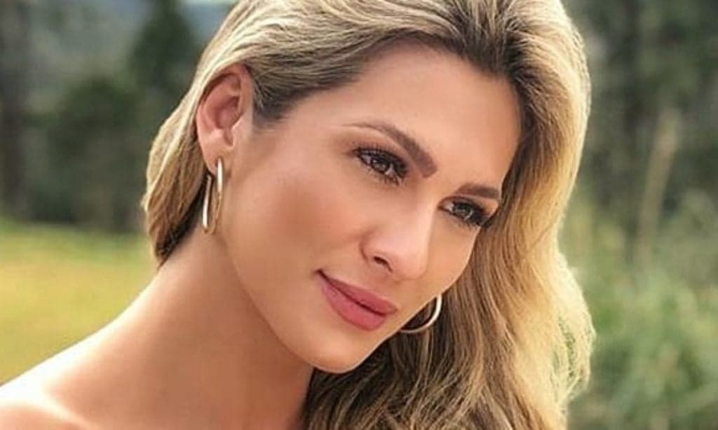 Lívia Andrade é flagrada na praia com empinadinha e biquini fio dental chocante: "Que linda"