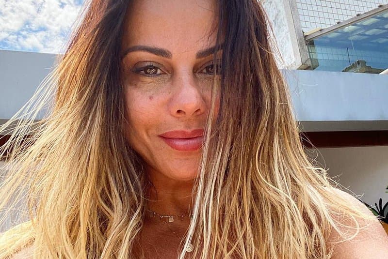 Viviane Araújo, após vídeo descabelada explodir, fica na ponta do pé só de biquíni: "Uau"