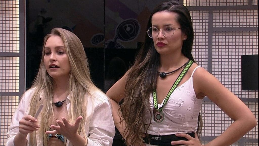 Carla Diaz volta ao BBB21 e faz alerta à Juliette após ouvir brothers a escorraçando: "Você tem que tomar cuidado"