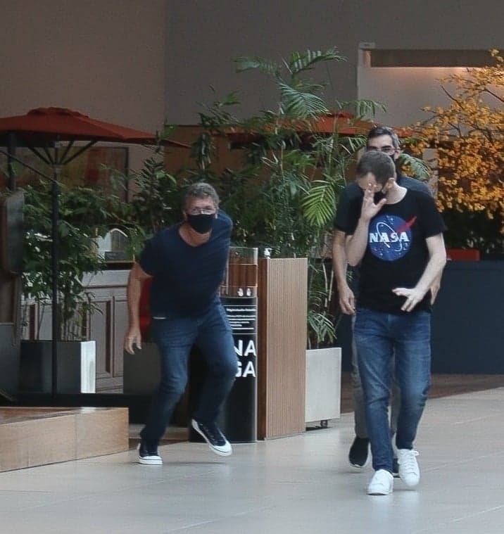Boninho e Tiago Leifert brincaram com os paparazzi no shopping Village Mall, no Rio (Foto: AgNews)