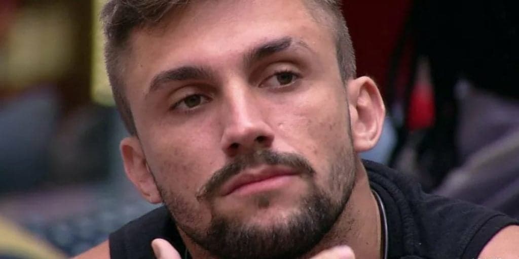 Parecidas? Arthur revela que confundiu Karol Conká com Pepê ou Neném ao entrar no BBB 21