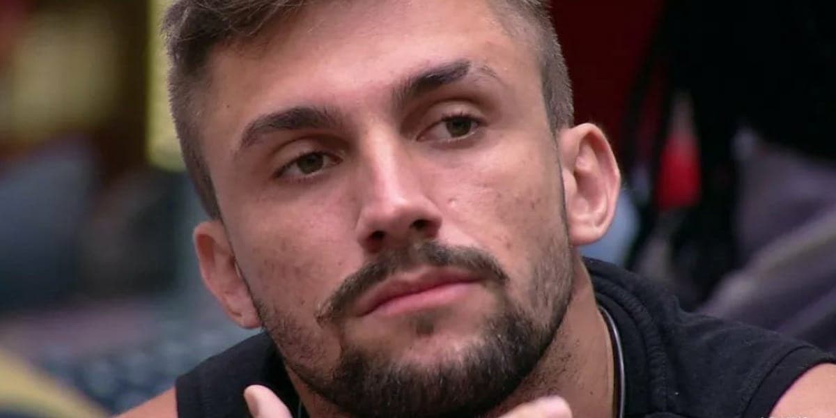 Arthur revela que confundiu Karol Conká com Pepê ou Neném no BBB 21 (Foto: Reprodução)