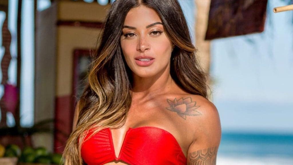 Aline Riscado coloca o bumbum pra fora e vídeo de maiô fio dental faz parte íntima explodir: "É o paraíso"