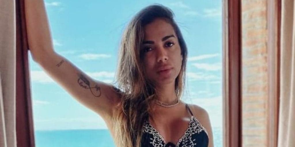 Anitta aparece só de lingerie em paisagem paradisíaca e enlouquece a web: "Sensual e caliente"