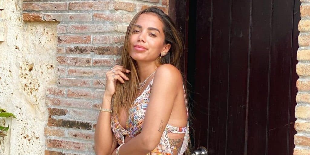 Anitta aglomera em festa e assessoria mente para defender a cantora