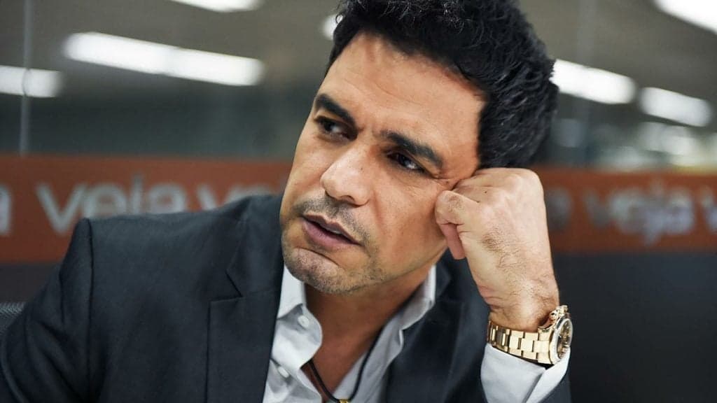 Zezé Di Camargo, após confirmar separação, surge abraçando rapaz por trás e confirma: "Privilégio pra poucos"