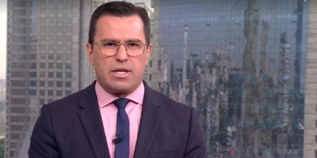 Bocardi usa idoso para acusar Bolsonaro, repórter corta ao vivo e jornalista repreende: "Queria ouvir mais"