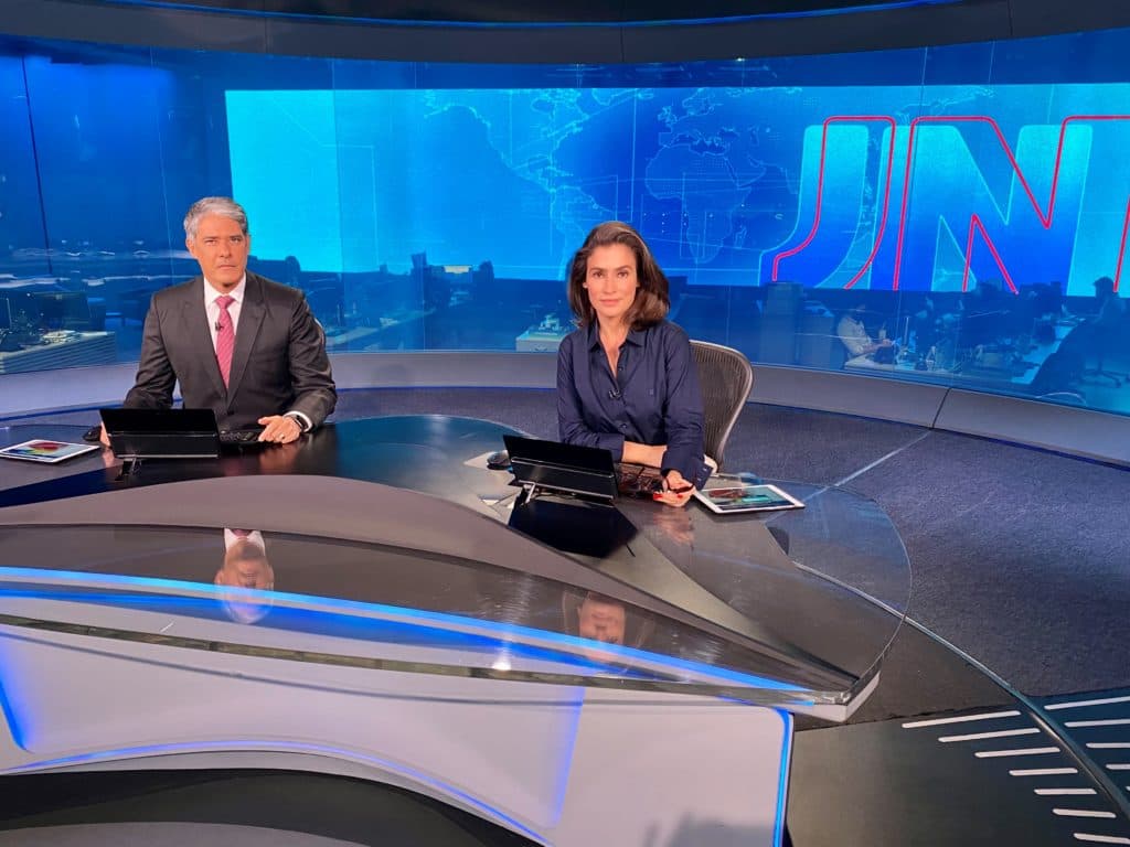 William Bonner senta na cadeira do JN, após sumiço, ataca rival e hipocrisia na Globo é detonada: "Estão cagand#"
