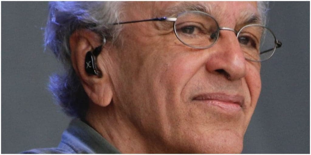Caetano Veloso sofre acusações de pedofilia, briga na justiça com Olavo de Carvalho e aguarda decisão