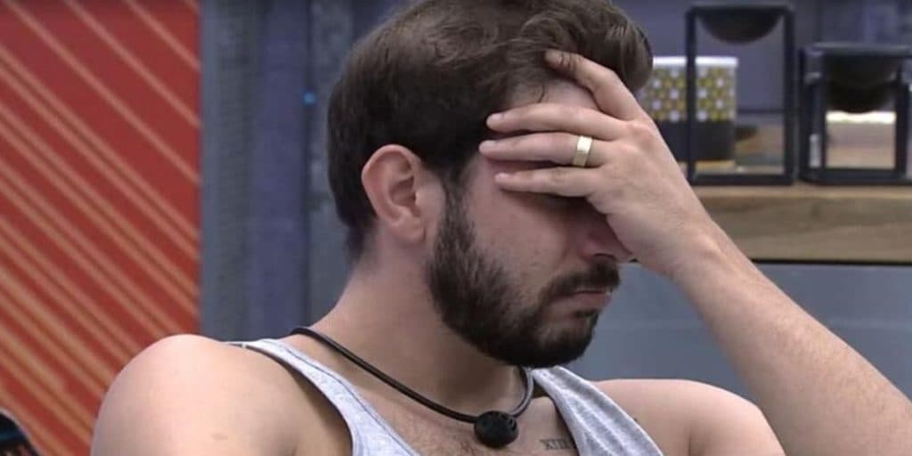 BBB21: Caio chega ao limite de dor, diz que vai sair do reality e produção é acionada