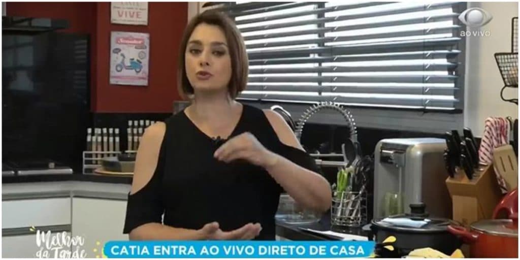 Catia Fonseca é surpreendida por invasão de robô enquanto fala, público se choca e famosa sai correndo ao vivo