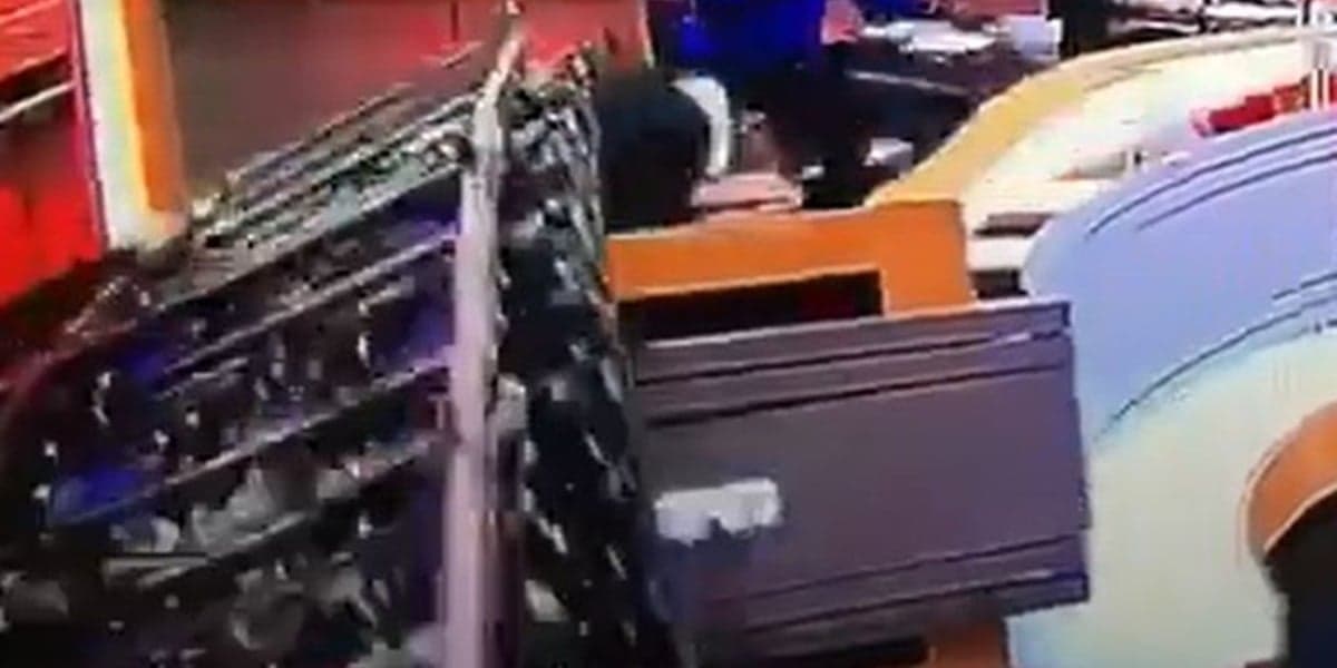 Acidente: Cenário caiu em cima de apresentador durante programa ao vivo (Foto: Reprodução)