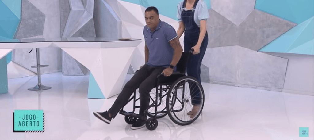 Denilson passa mal ao vivo, é colocado na cadeira de rodas e deixa estúdio às pressas na Band: "Chama a ambulância"