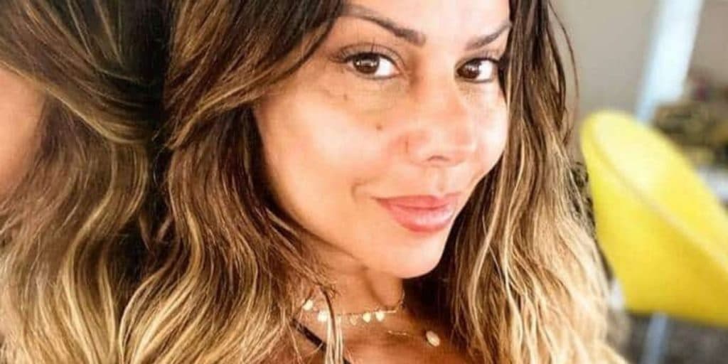 Viviane Araújo puxa fio-dental pra cima e partes íntimas explodem