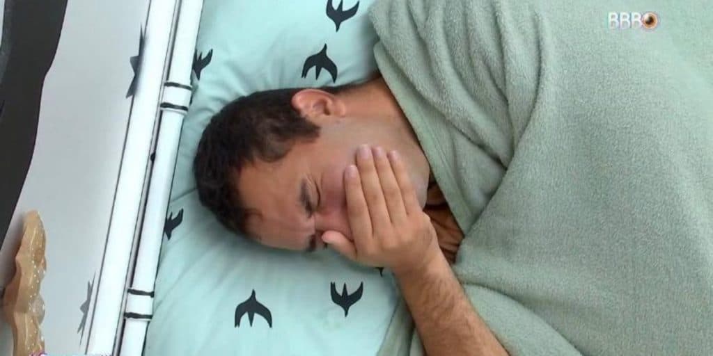 Gilberto se isola no BBB21, cai no choro sozinho, se desespera e desaba às câmeras: "Estou com muito medo"