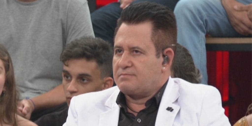 Marrone, após ser arrancado do armário por Bruno, surge em anúncio ao lado de rapazes e confirma: "A verdade sai"