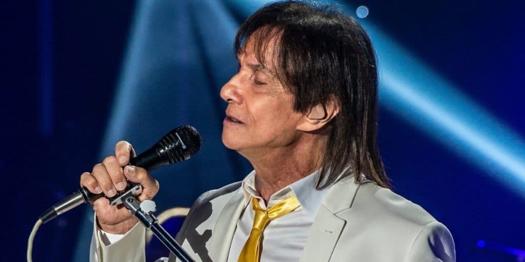 Roberto Carlos tem relação íntima exposta com cantor, bebe da fonte e confirma: "O bem mais precioso"
