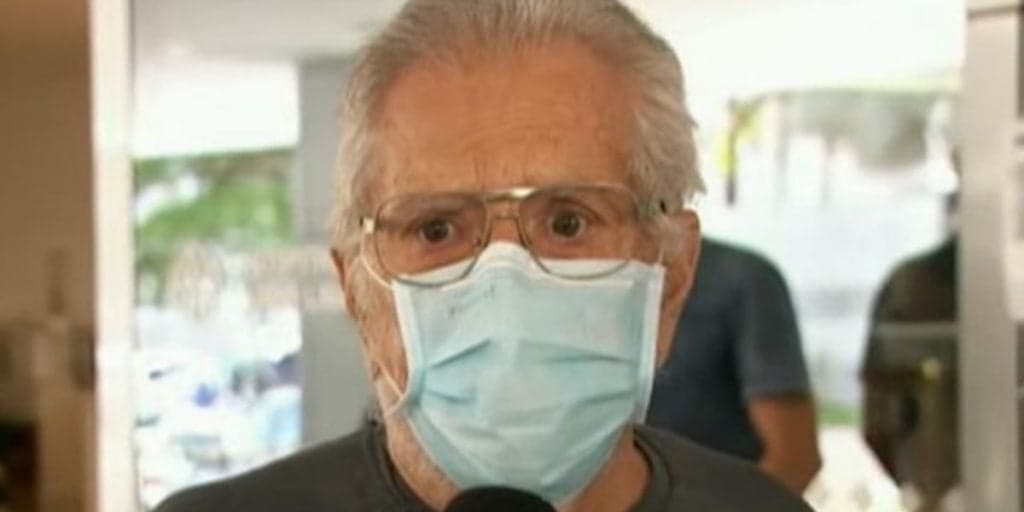 Carlos Alberto, após ser internado às pressas, é visto pela primeira vez em público e cai no choro ao vivo