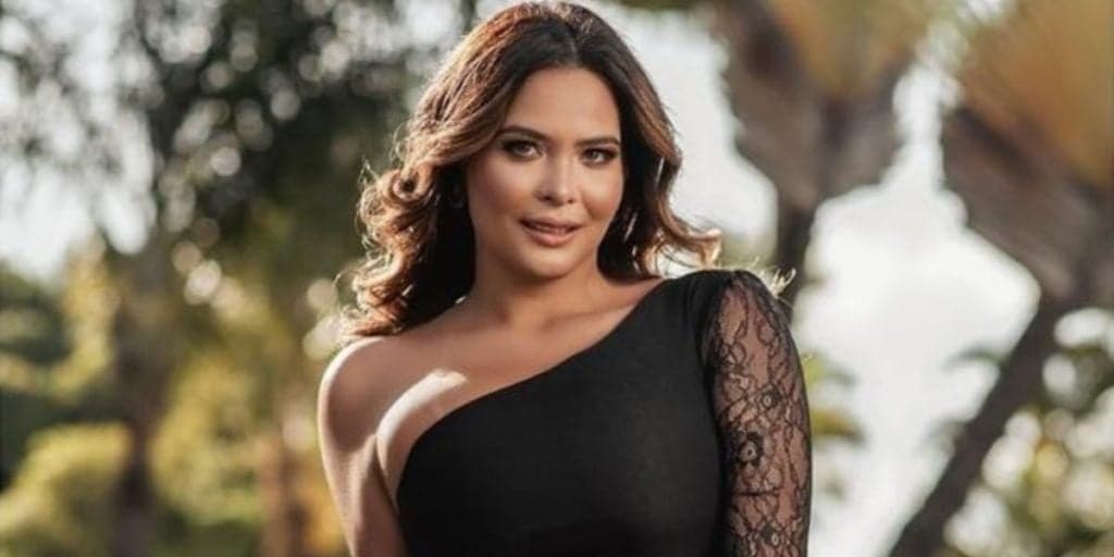 Geisy Arruda escandaliza ao surgir na cama com lingerie exagerada e parte íntima explode pra fora