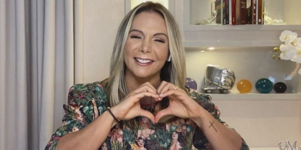 Carla Perez sensualiza, aparece de roupa íntima com calcinha enfiada aos 43 anos e deixa seios à mostra: "Em Noronha"