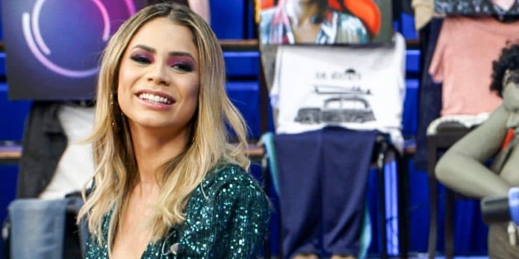 Imagem de Lexa debruçada só de roupa íntima explode, com calcinha enfiada e parte íntima escancarada: "Delícia"