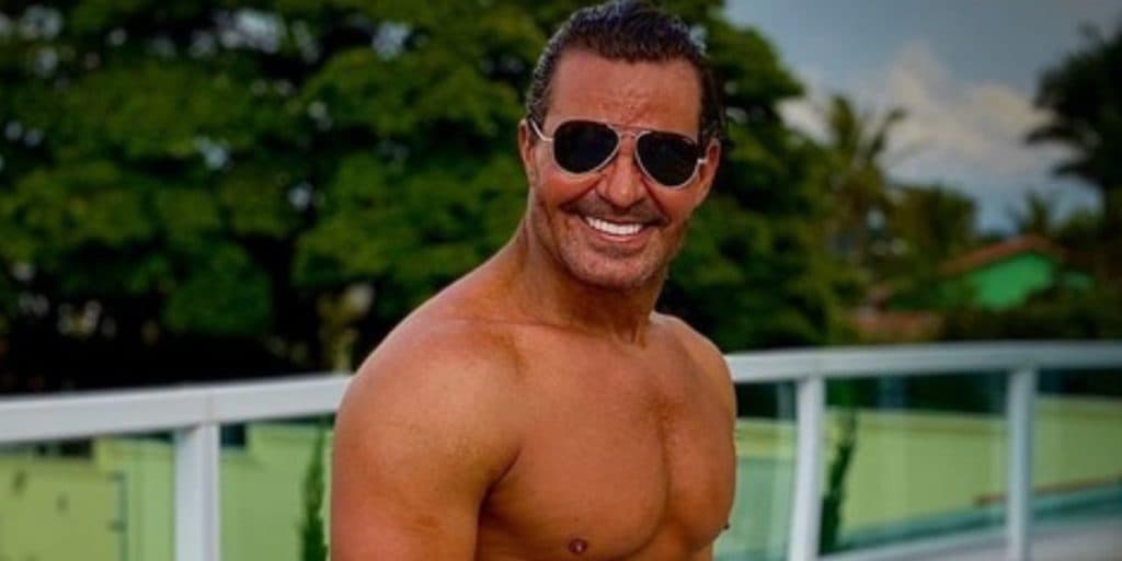 Eduardo Costa acorda "animado" e escandaliza com volumão enorme escancarado: "Com a malona pronta"