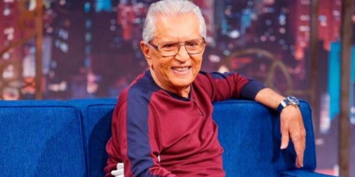 Carlos Alberto, aos 85 anos, tem esposa novinha de tirar o fôlego com metade da idade e expõe: "No paraíso" Carlos Alberto, aos 85 anos, tem esposa novinha de tirar o fôlego com metade da idade e expõe: "No paraíso"