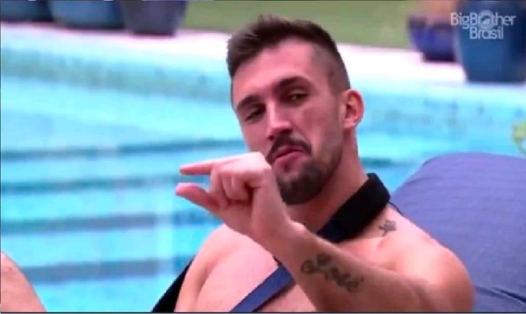 BBB21: Arthur surpreende e assume que tem o “pinto” pequeno: “Você acha que eu não pulei porquê?”