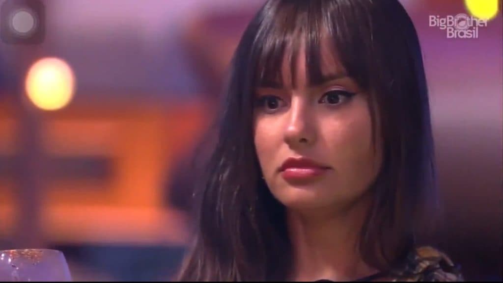 BBB21: Thaís vai aos prantos após levar facada nas costas de Fiuk: "Tadinha"