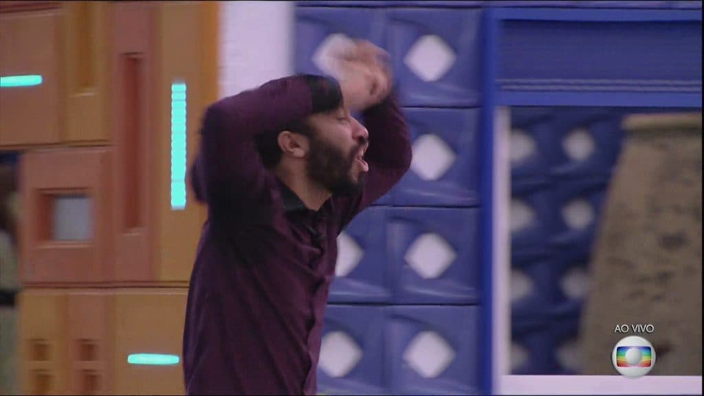 BBB21: Gil tem surto psicótico após saída de Sarah, começa a quebrar tudo e é segurado pelos brothers