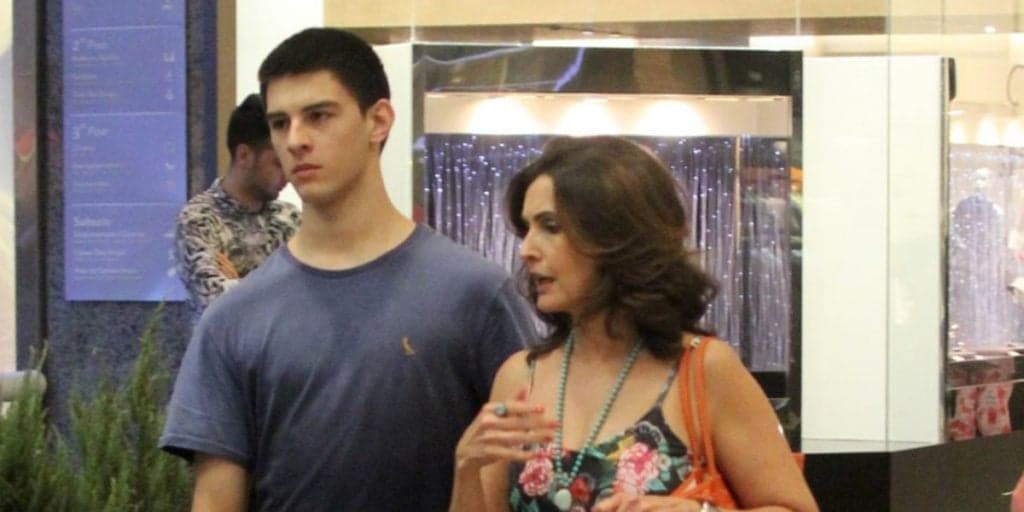 Filho de Fátima Bernardes assume romance, aparece em foto com rapaz e declaração é feita em público: “Eu amo”
