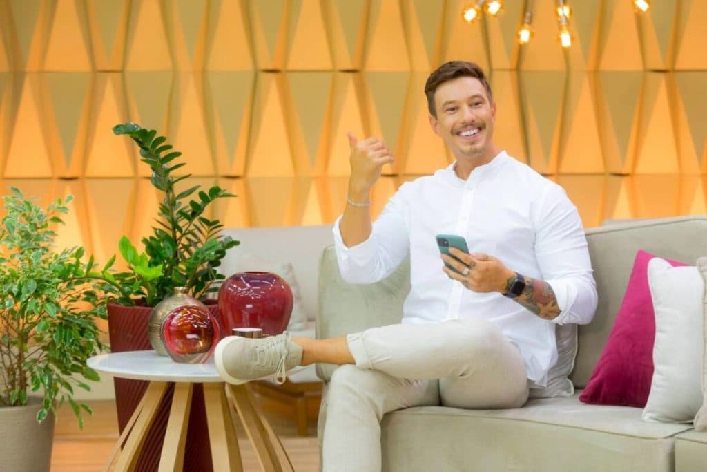 Salário de Gabriel Cartolano do SBT vaza, ao vivo, e diferença com Patrícia Abravanel é brutal: "Que absurdo"