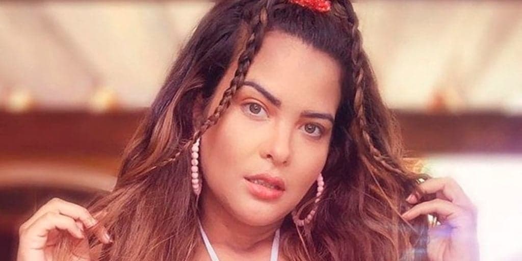 Geisy Arruda se arreganha em foto de biquíni, deixa parte íntima à mostra e marmanjos vão à loucura
