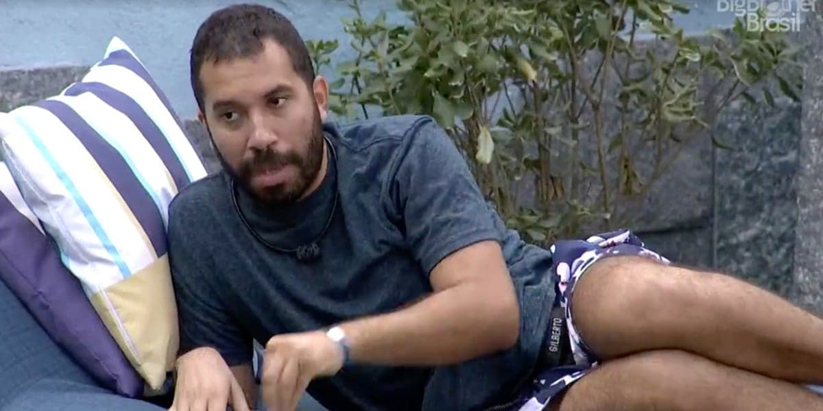 Gilberto está com medo de ser exposto por Carla Diaz a Juliette (Foto: Reprodução)