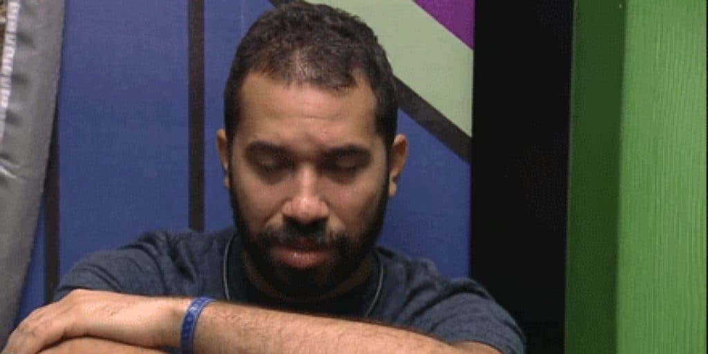Gilberto entra em desespero com possível saída de Sarah do BBB21 e desabafa: "Não sei se aguento"