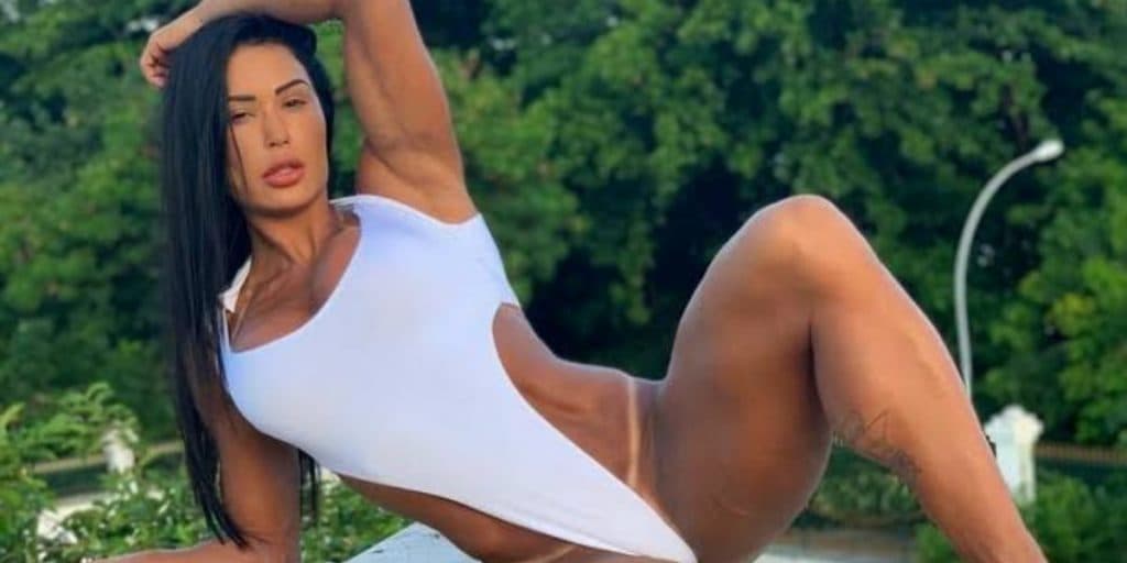 Gracyanne Barbosa dispensa sutiã, grava agachamentos com a câmera por baixo e mostra tudo: "Nossa"