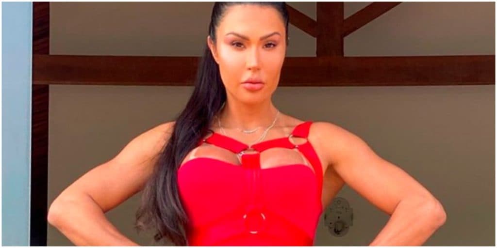 Gracyanne Barbosa abre as pernas, puxa calcinha para o lado e deixa à mostra parte íntima gigante: "Dentro dela''