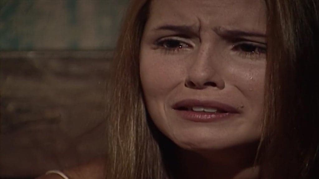 Laços de Família: Para conquistar Pedro, Íris tenta ajudar Camila e se queima mais uma vez