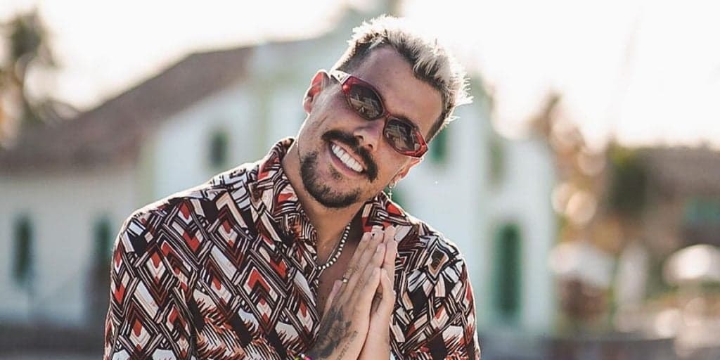 Anitta namorando? Lipe Ribeiro surge com pai da cantora e revela: "Fomos flagrados"