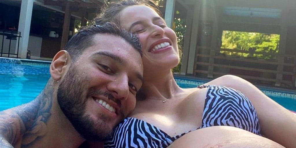 Lorena Carvalho revela estar com seios machucados após dar à luz: "Não é fácil"